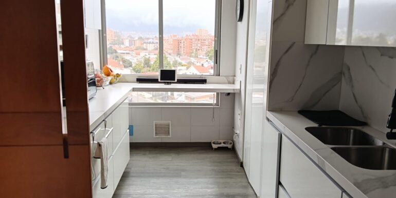COCINA CON VISTA HACIA LA CIUDAD