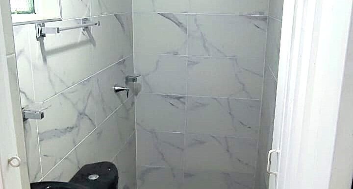 Casa en Kennedy, baño de Bodega, Soluciones inmobiliarias Tanis